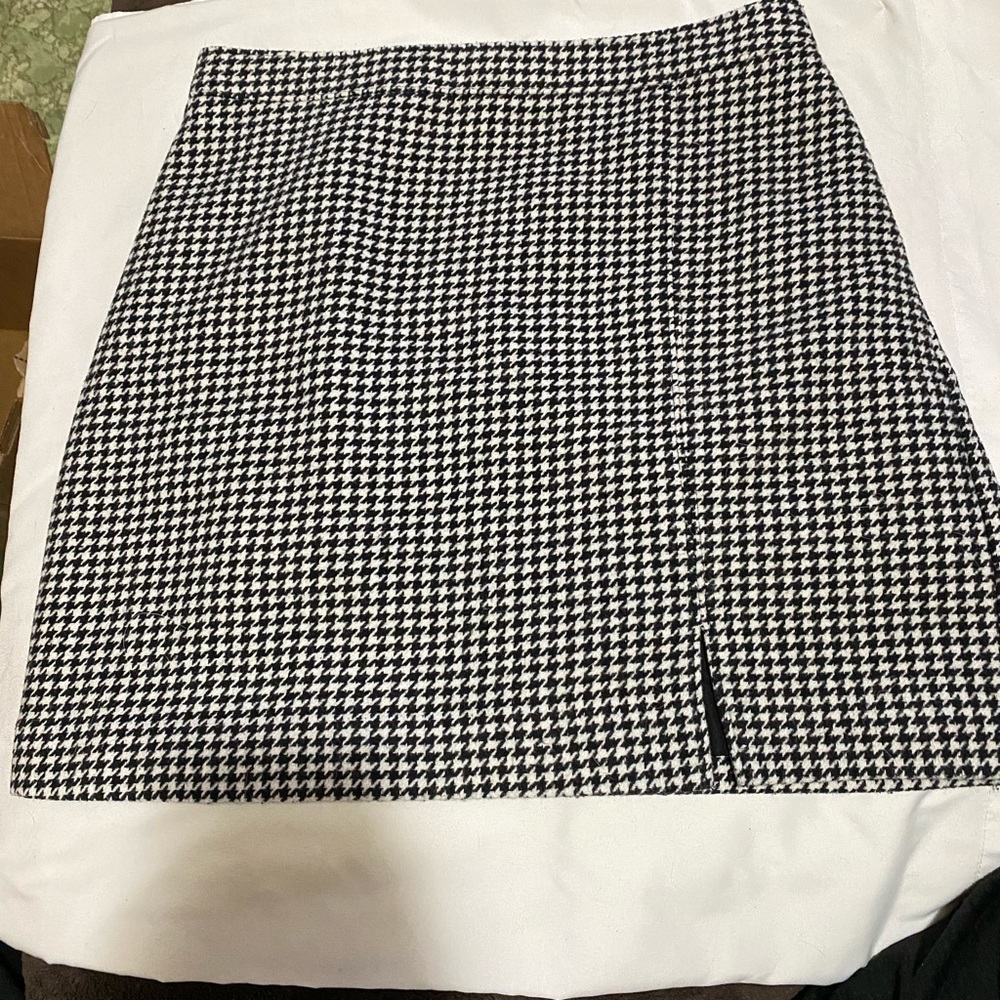 Black and white pencil skirt